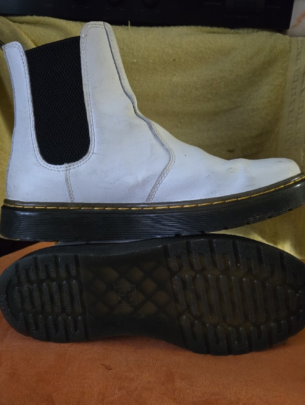 Dr. Martens Womens 8 White Leather Chelsea Boot with Black Elastic Panels - Picture 4 of 4